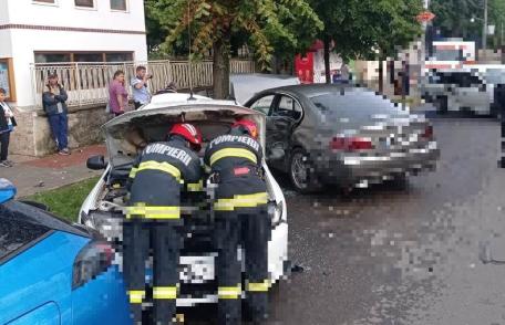Accident pe o stradă din Botoșani! Trei autoturisme au fost avariate - FOTO