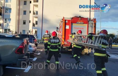 Copil de trei ani blocat într-un apartament din Dorohoi. Pompierii au intervenit pentru deblocarea ușii - FOTO