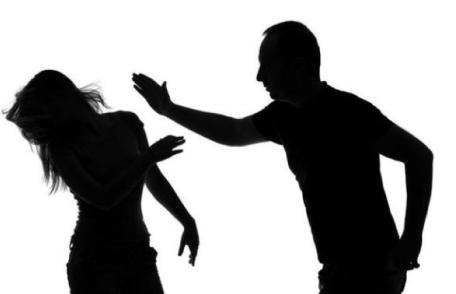 Bărbat din Hudești ajuns după gratii după ce și-a agresat membrii familiei și a distrus caroseria unui autoturism