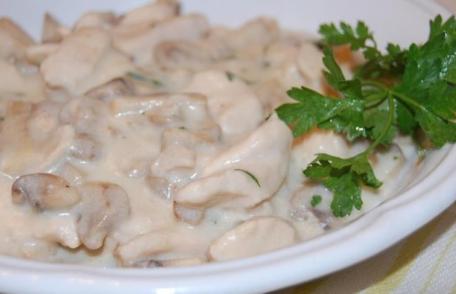 Ciulama cu piept de pui și ciuperci