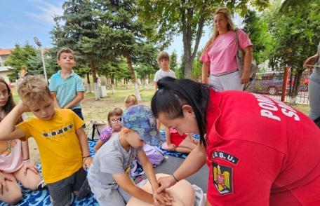 Pompierii prezenți la Școala vară de la Parohia „Sf. Ioan Botezătorul” din municipiul Botoșani - FOTO
