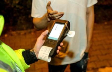 Șofer găsit pozitiv la DrugTest și droguri găsite asupra unei tinere de 20 de ani