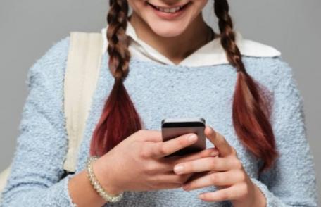 Elevii nu mai au voie cu telefonul mobil la ore. Profesorii pot să confiște smartphone-urile