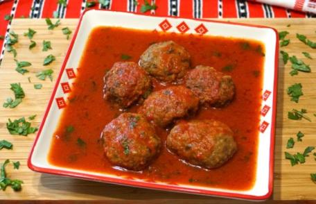 Chiftele în sos de roșii