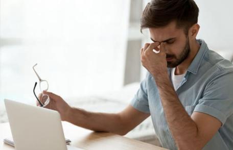 Cum să-ți protejezi vederea atunci când lucrezi mult la computer