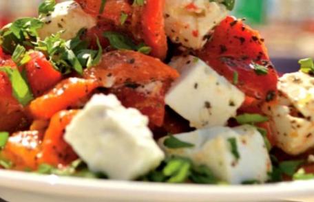 Salată de pui cu ardei copți