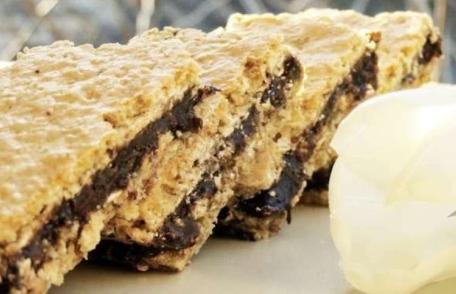 Prăjitură cu fulgi de ovăz și ciocolată