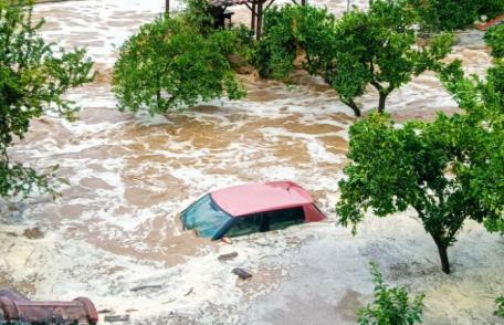 După incendii, grecii se confruntă cu inundații devastatoare. A plouat într-o zi cât într-un an