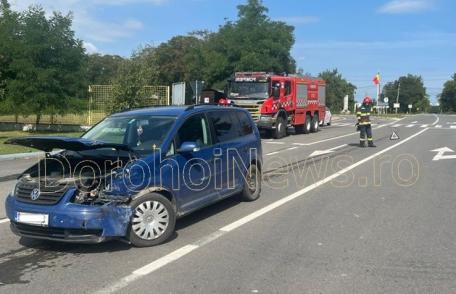 Accident la Vârfu Câmpului! Două mașini s-au izbit din cauza neacordării de prioritate - FOTO