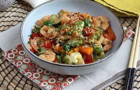 Legume și creveți la wok
