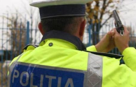 Tânăr reținut după ce a condus sub influența alcoolului și a fost oprit cu focuri de armă de polițiști