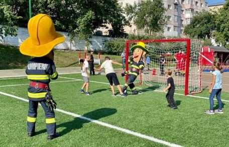 O zi cu părinții la serviciu: activități dedicate celor mai importante persoane din viața pompierilor botoșăneni: copiii acestora - FOTO