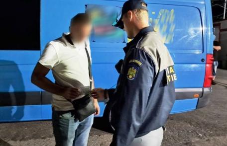 Tânăr cercetat de poliție pentru că a fost găsită asupra sa o carte de identitate falsă