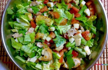 Salată din piept de pui cu crutoane
