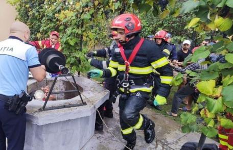Botoșănean salvat de pompieri după ce a căzut într-o fântână de peste zece metri