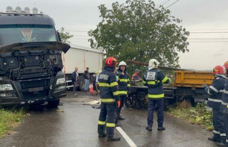 Accident la Leorda la trecerea la nivel cu calea ferată între un automotor de întreținere și un camion - FOTO