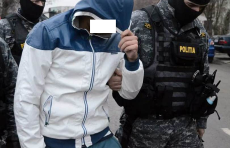 Două persoane reținute de polițiști pentru proxenetism