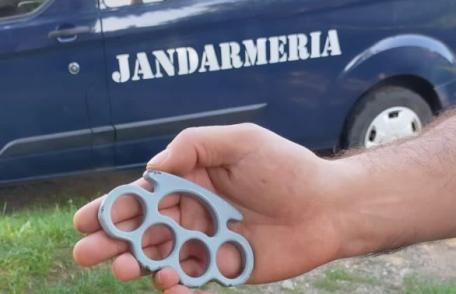 Tineri din Dorohoi imobilizați de jandarmi după ce au încercat să intre cu forța într-un autobuz cu elevi