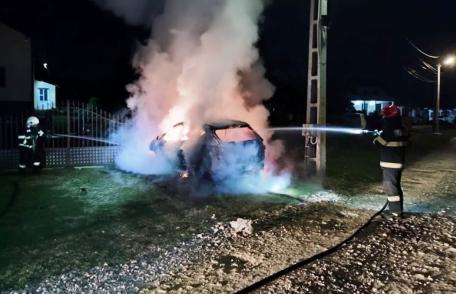 Mașină parcată în fața unei casei distrusă de un incendiu provocat - FOTO
