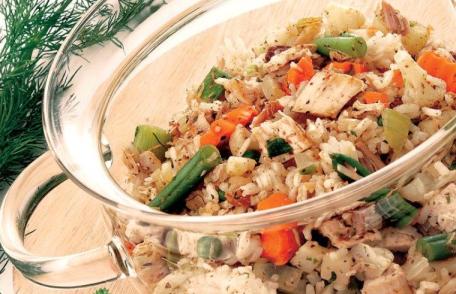 Salată cu pui și orez
