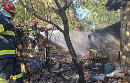 Bucătăria de vară a unui bătrân din localitatea Ringhilești cuprinsă de flăcări - FOTO