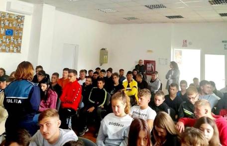 Activități de informare desfășurate de polițiștii de siguranță școlară