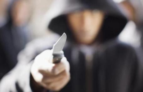 Elev atacat cu un briceag de un altul în autobuzul care îi ducea la şcoală, în Dorohoi