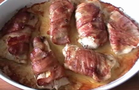 Pește alb la cuptor în felii de costiță afumată