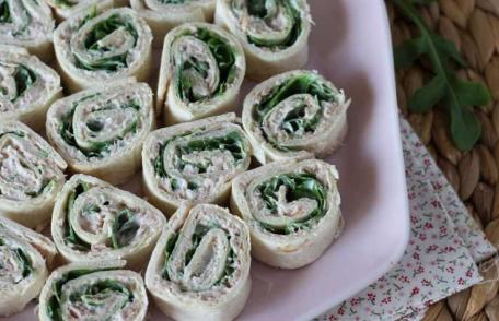 Rulouri aperitiv cu tortilla, ton și cremă de brânză
