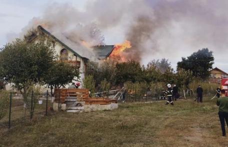 Casă din Huțani cuprinsă de flăcări. Proprietara a primit îngrijiri medicale după ce a suferit un atac de panică - FOTO