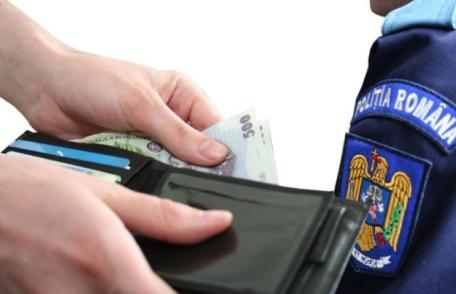 Tânăr trimis în judecată, după ce a încercat să ofere mită 500 de euro unor polițiști care l-au prins rupt de beat la volan