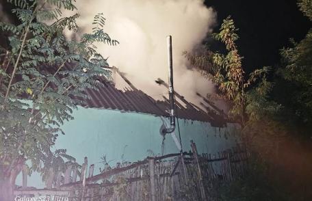 Bucătărie de vară distrusă în urma unei explozii, urmată de incendiu - FOTO