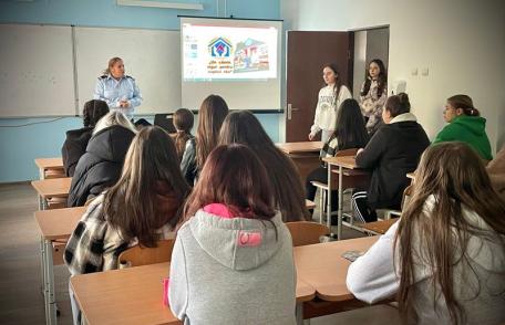 Lecție predată de pompieri elevilor Liceului „Alexandru cel Bun” din Botoșani - FOTO