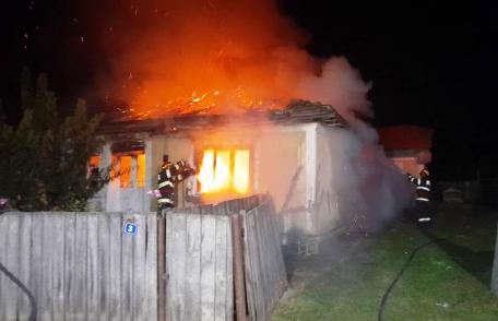 În prag de iarnă o femeie de 77 de ani a rămas fără acoperiș deasupra capului