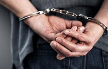 Tânăr din Vlădeni trimis în judecată pentru că a furat poșeta unei femei