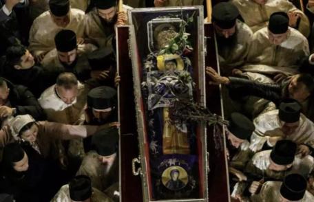 Coadă de doi kilometri la pelerinajul de la Sfânta Parascheva. Peste 120.000 de oameni au ajuns până acum la moaște