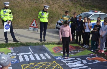 Surpriză pentru școlarii și preșcolarii unei școli din județ, realizată de polițiști - FOTO