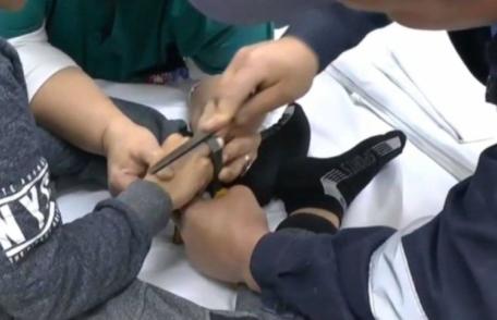 Joaca unui copil se putea termina tragic. Pompierii i-au îndepărtat un inel rămas blocat pe deget