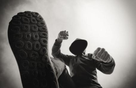 Tânăr de 18 ani reținut de polițiști pentru lovirea a două persoane pe fondul unor neînțelegeri mai vechi