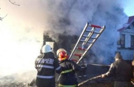 Bucătărie de vară mistuită de flăcări de la o sobă amplasată necorespunzător