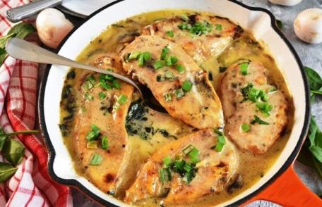 Pui în sos de smântână cu spanac