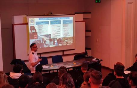 18 Octombrie Ziua Europeană de Luptă împotriva Traficului de persoane la Colegiul Național „Grigore Ghica” Dorohoi - FOTO