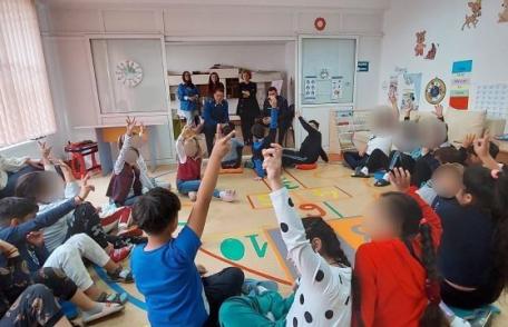 Întâlnire a jandarmilor cu tinerii de la Centrul social de zi pentru copii aflați în situație de risc social Botoșani