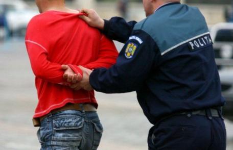 Dorohoian de 34 de ani reținut după ce a furat un telefon mobil din portiera unei mașini
