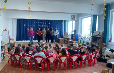 Liceenii reginiști din nou la grădiniță în Școala altfel - FOTO