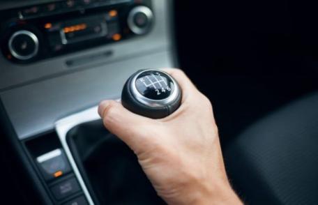 Greșeala imensă pe care o fac șoferii la semafor! Ce trebuie să faci, de fapt, când stai pe loc