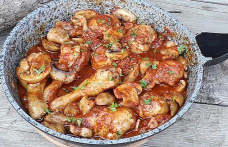 Pui la tigaie cu roșii și usturoi