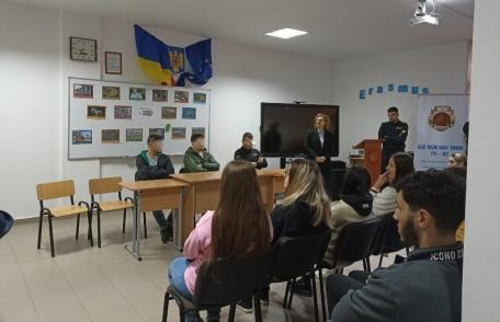 Tinerii din Liceul Regina Maria din Dorohoi se implică activ în prevenirea consumului de droguri - FOTO