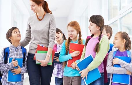 Profesorii nu vor mai putea face meditații cu elevii de la clasă. Ministerul a lansat o procedură pentru completarea declarațiilor de interese