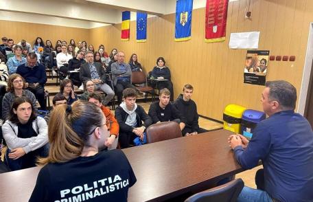 Activităţi derulate de poliţişti în cadrul săptămânii „Școala Altfel” la Colegiul Naţional „Mihai Eminescu” Botoșani